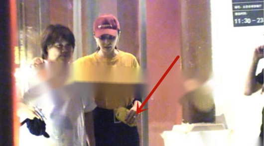 范冰冰无名指钻戒抢镜 和李晨已领证结婚了?