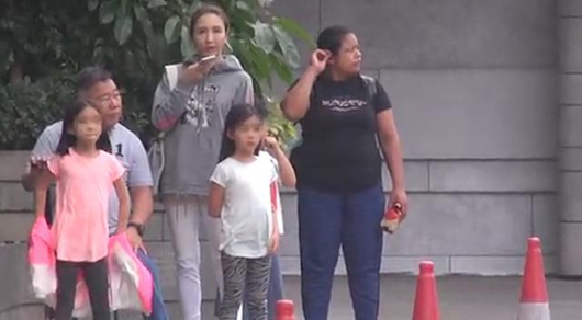 黎姿一家五口罕见同框 47岁保养良好依然美丽!