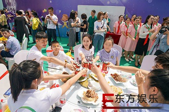 马苏参与第八届国际艾滋反歧视活动 获称梦想老师与孩子共享午餐