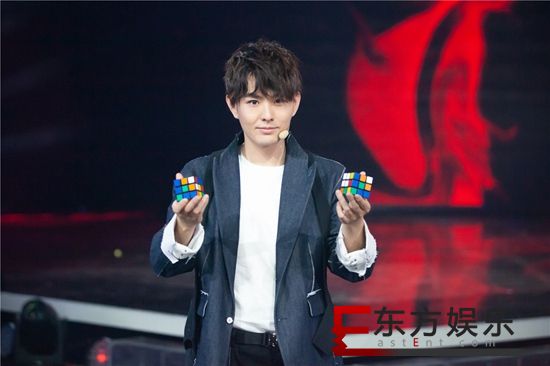 用魔方解读人心 《巅峰之夜》邓男子演绎“魔法”的神秘力量