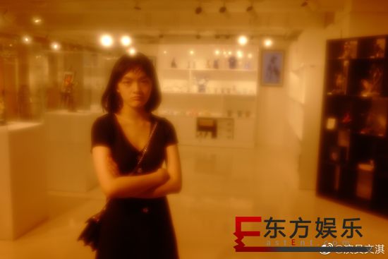 文淇微博营业!朦胧光影中狗啃刘海瞩目