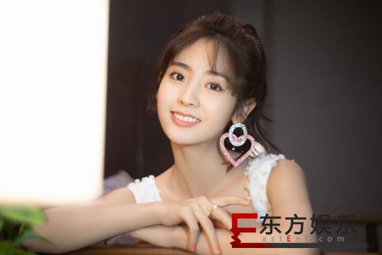 邢菲仙范儿白裙出席时尚活动清凉装扮走红毯蜂腰吸睛