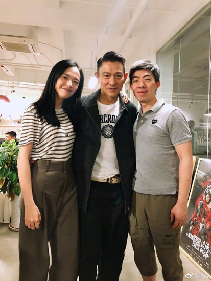 刘德华搂姚晨合影 这是要搞事情吗?