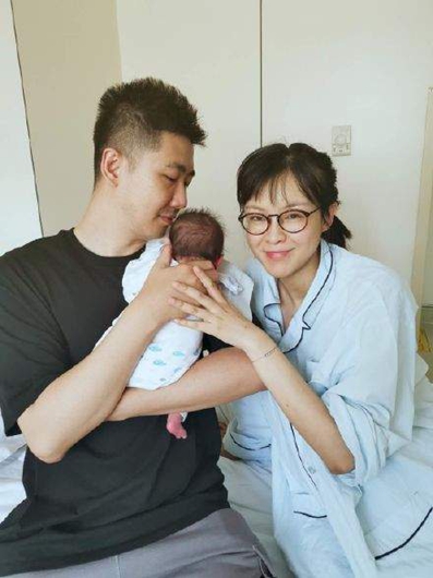 李艾宣布生子喜讯 晒合影欢迎小灯泡!