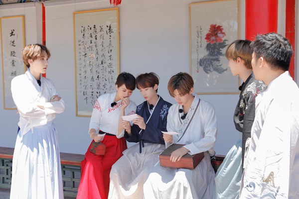 黄明昊高原反应深夜住院 朱正廷毕雯珺秀高智商
