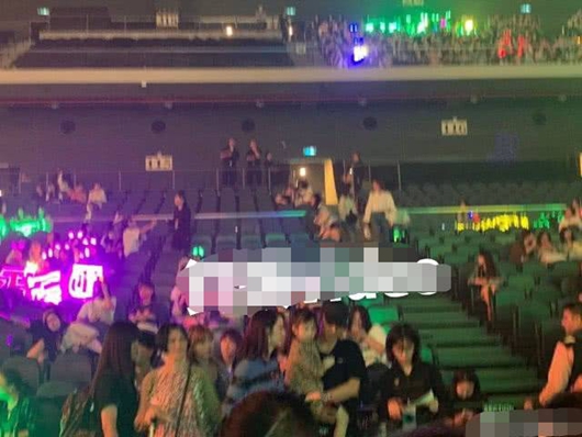 张丹峰洪欣合体现身 观看乐华十周年家族演唱会!