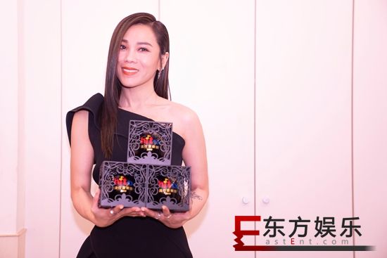 “金曲歌后”蔡健雅身着澳洲空运高雅裤裙礼服 深情演唱《原谅》打动上万粉丝