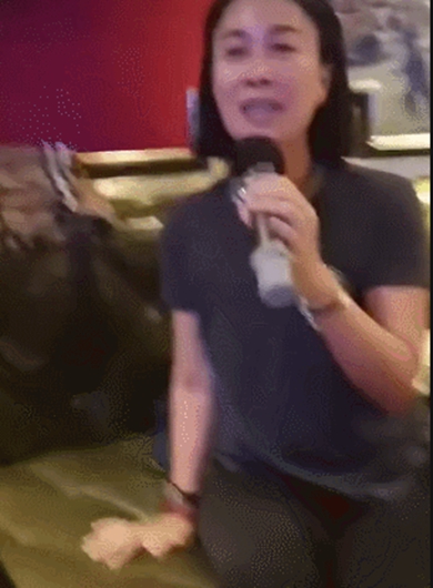 那英素颜现身KTV为友人庆生 现场挑战韩红《青藏高原》获赞!