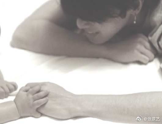 华晨宇趴着陪张歆艺儿子玩 地球人险胜火星人是什么梗?
