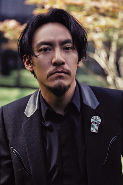 张震惊艳亮相品牌活动 沉着儒雅尽显贵族气质