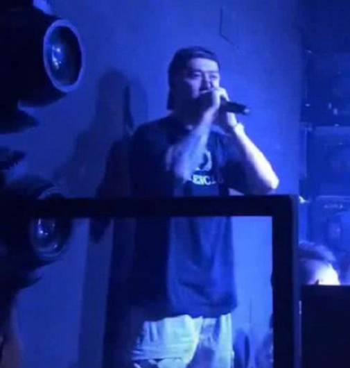 蒋劲夫酒吧当DJ 手上纹身和金手表抢镜!