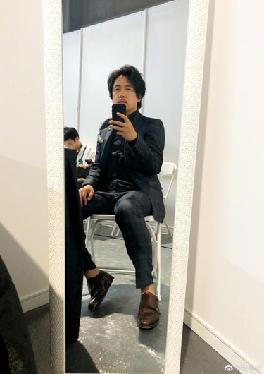 潘粤明晒自拍照造型蛮荒 网友:好野一男的!