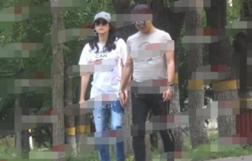 章子怡汪峰秀恩爱 手牵手逛公园没注意女儿摔倒!