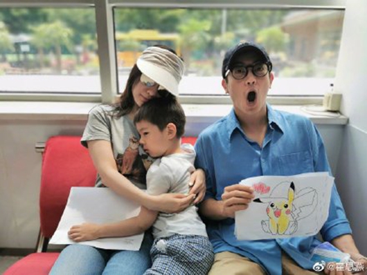 嗯哼幼儿园毕业很难过 霍思燕晒合影一家三口相依偎!