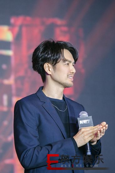 《解放了》举办发布会 网友笑称钟汉良“皮手套大户”