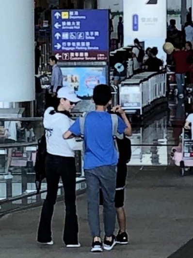张柏芝携俩儿子出游 母子三人其乐融融不见小儿子身影!