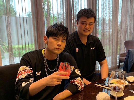 周杰伦姚明聚餐 网友:知道为什么坐着合影吗?