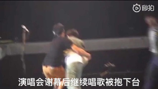 吴青峰演唱会被抱下台 曾被粉丝淋雨十分宠粉!