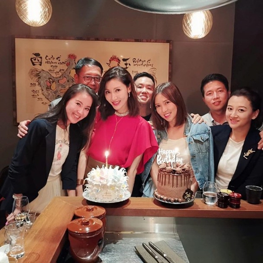 李嘉欣庆49岁生日 老公和姐妹们相约庆生!