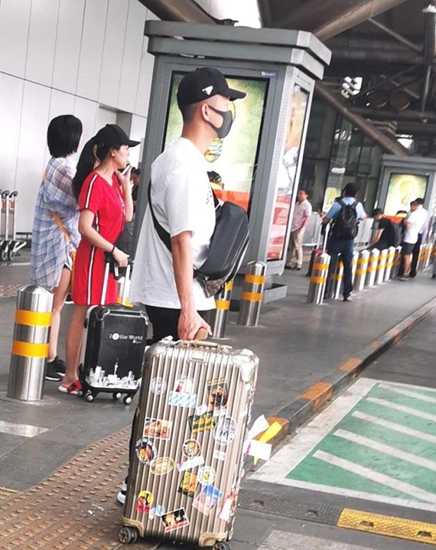 曹云金离婚后现身 行李箱贴满卡通贴纸十分童趣!