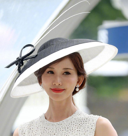 林志玲婚后首亮相 红唇浅笑初展人妻魅力!