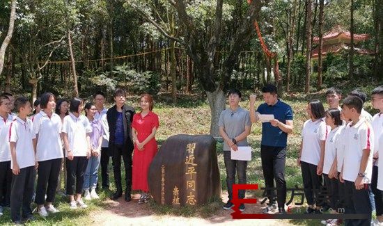 玖月奇迹参加“重走长征路”活动 王小玮一袭红衣满是阳光能量
