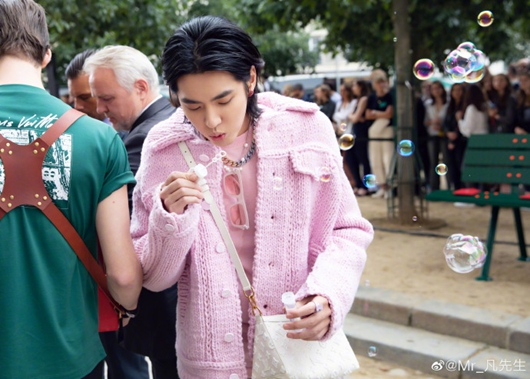 吴亦凡路边吹泡泡 自玩自嗨重返童年!