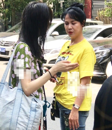 郑爽和妈妈同框 网友建议爽妈教女儿穿着打扮!