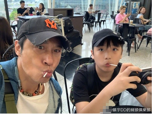 吴镇宇父子吃糖自拍 表情神同步仿佛照镜子!