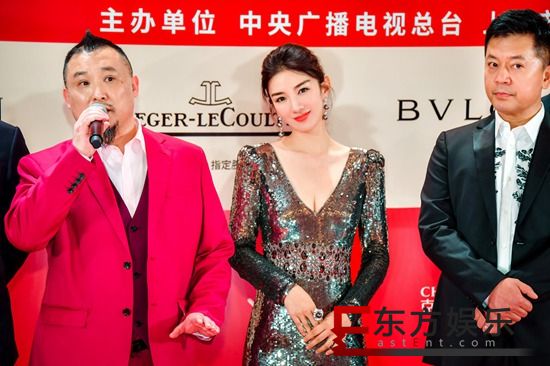 黄奕银色长裙亮相上影节红毯 笑容明艳仪态大方