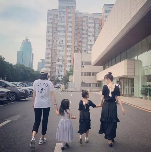 李小璐甜馨穿母女装 同款连衣裙扎丸子头温馨有爱!