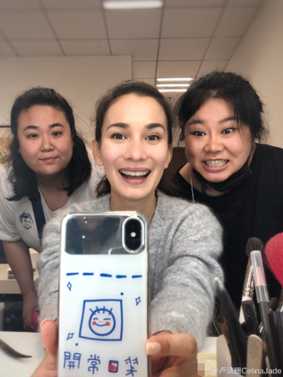 卢靖姗婚讯后首晒照 与好友合影笑容灿烂难掩好心情!