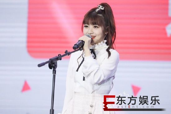 火箭少女周年见面会,赖美云百变发箍造型萌翻众人