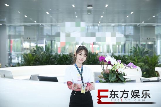 邢菲扫楼广派福利上演自拍十连 土味情话隔空表白粉丝
