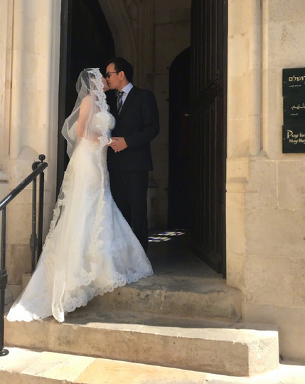 袁立婚纱照曝光 与老公双手紧握亲密接吻!