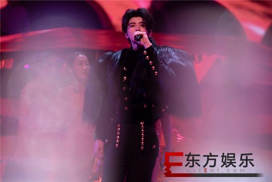 蔡徐坤《巅峰之夜》献上惊喜新歌舞台 与陈依妙合作二胡版《it`s you》演绎绝美中国风