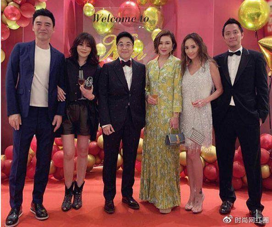 关之琳好友生日聚会 一身黄色碎花长裙气质优雅!