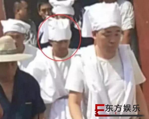 王宝强携儿子上坟 马蓉和女儿仍未出现