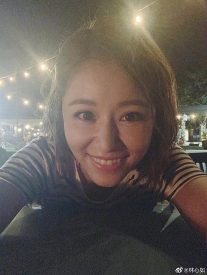 林心如晒短发自拍 穿条纹短袖笑容甜美似少女!