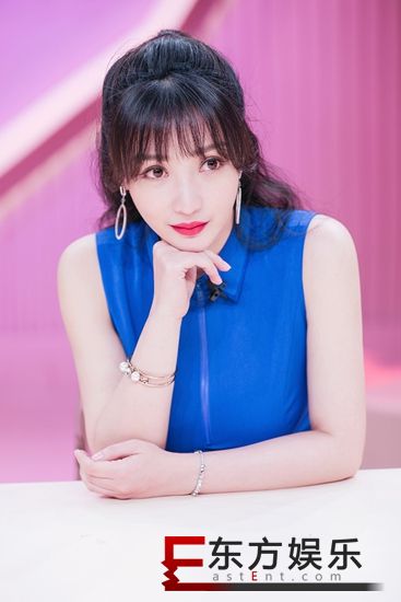 柳岩《亲爱的结婚吧》宝蓝裙清新感性 谈为父母补办婚礼落泪