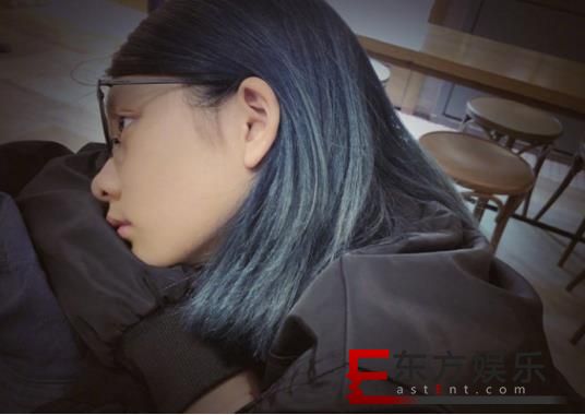 孙莉晒大女儿多多蓝黑发色照片 小朋友真的能染发?