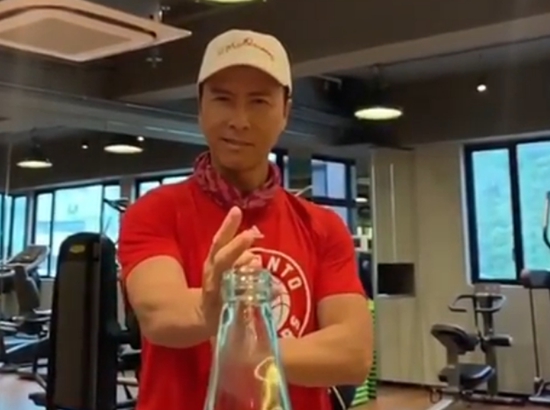 甄子丹瓶盖挑战精准巧妙 踢完摆出咏春pose!