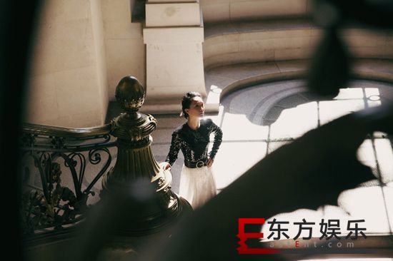 周迅亮相品牌高级珠宝展 黑白亮片礼服裤装现女性霸气