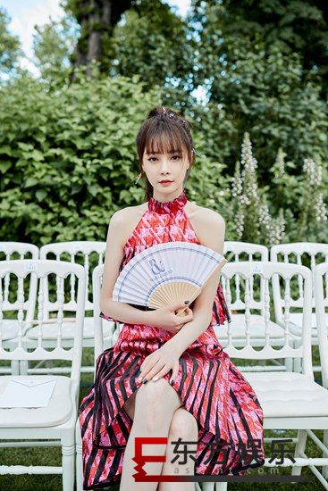 沈梦辰受邀出席巴黎高定秀 彩辫高马尾知性灵动