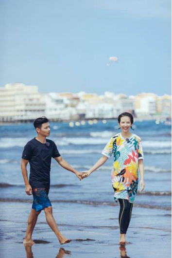 蔡少芬孕肚照曝光 与张晋海边牵手漫步超浪漫!