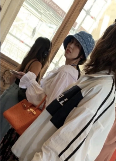 黄圣依嫌弃网友 发现被拍扭头瞪眼满脸厌恶!