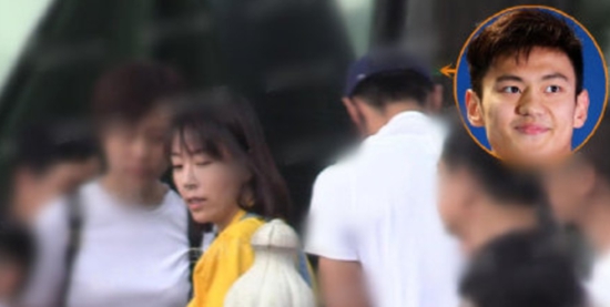 宁泽涛女友正面照曝光? 两人开着劳斯莱斯约会