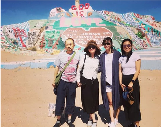 徐静蕾晒旅游美照 衣着宽松小腹隆起被疑怀孕