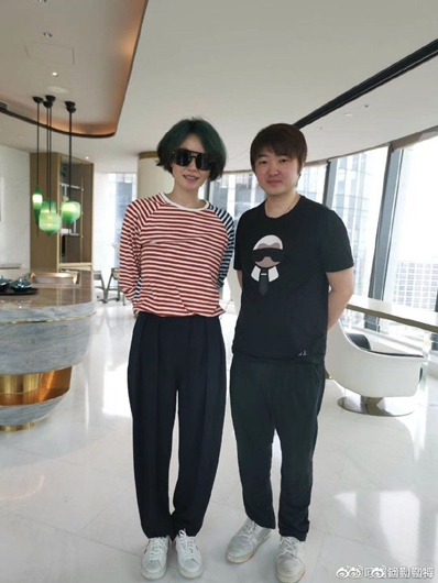 王菲绿色头发现身 与网友合影面带微笑精神佳!