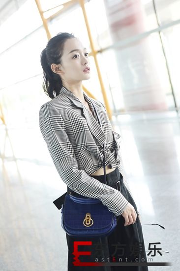 《凤弈》收官 何泓姗超A造型现身机场